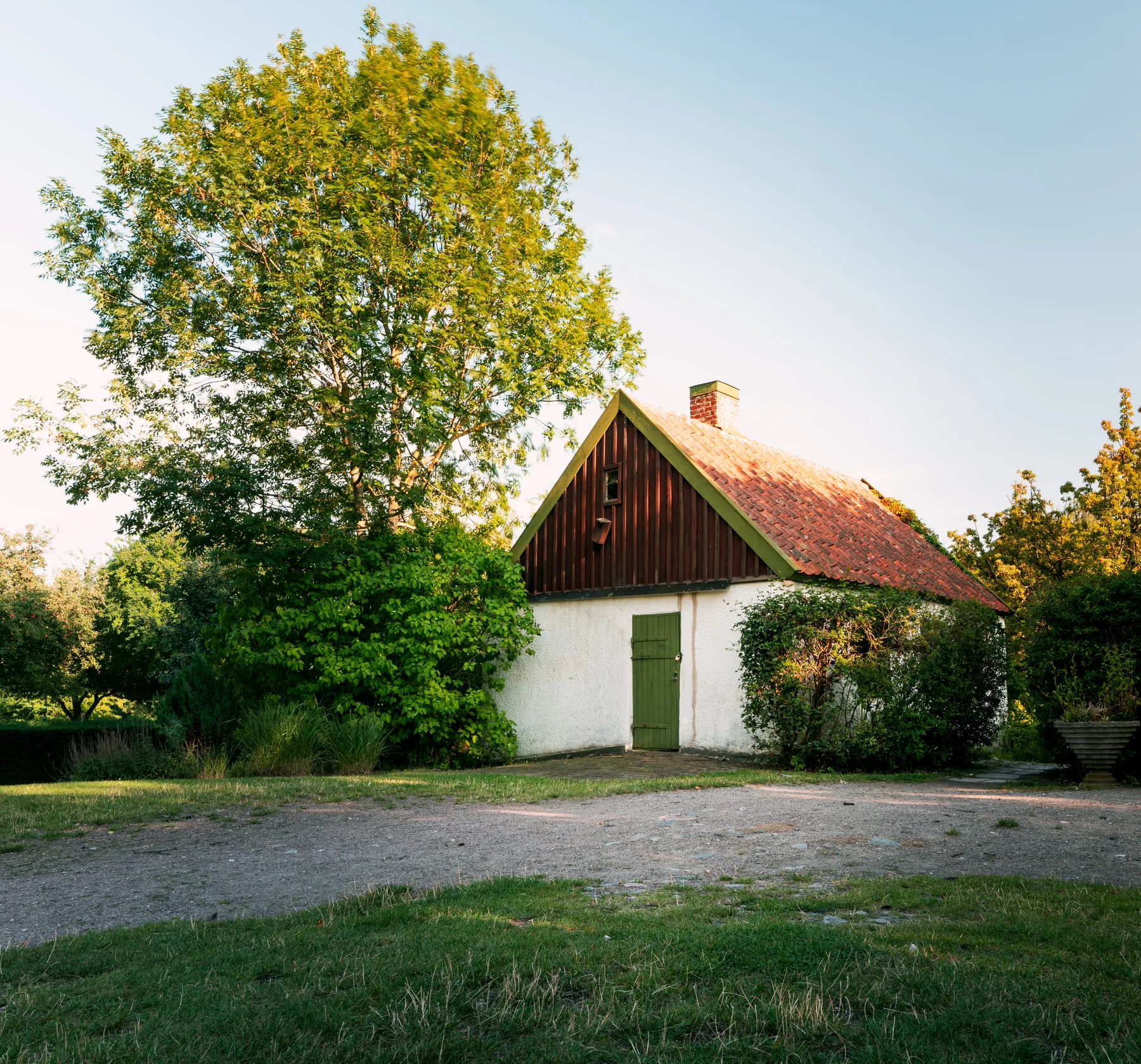 Svensk fastighet med tegeltak i Malmö