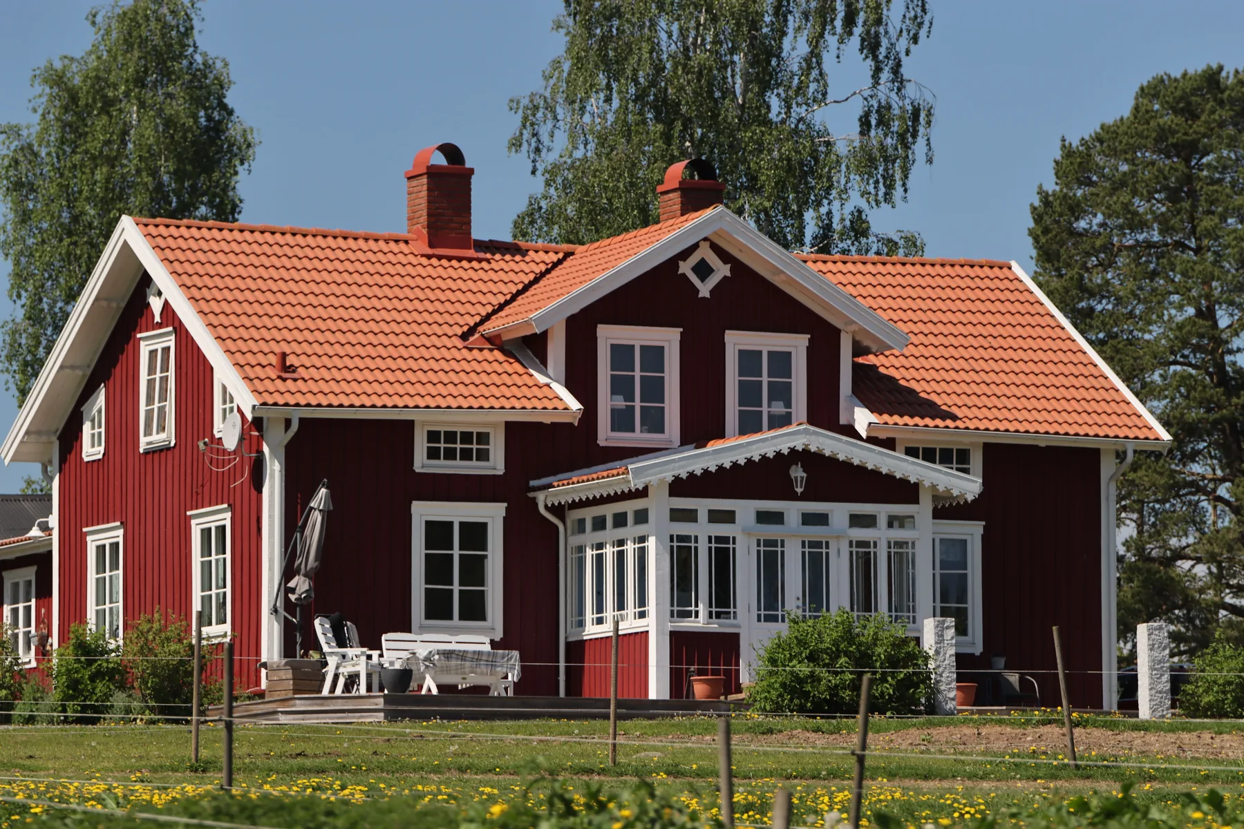 Svenskt hus med välskött tegeltak